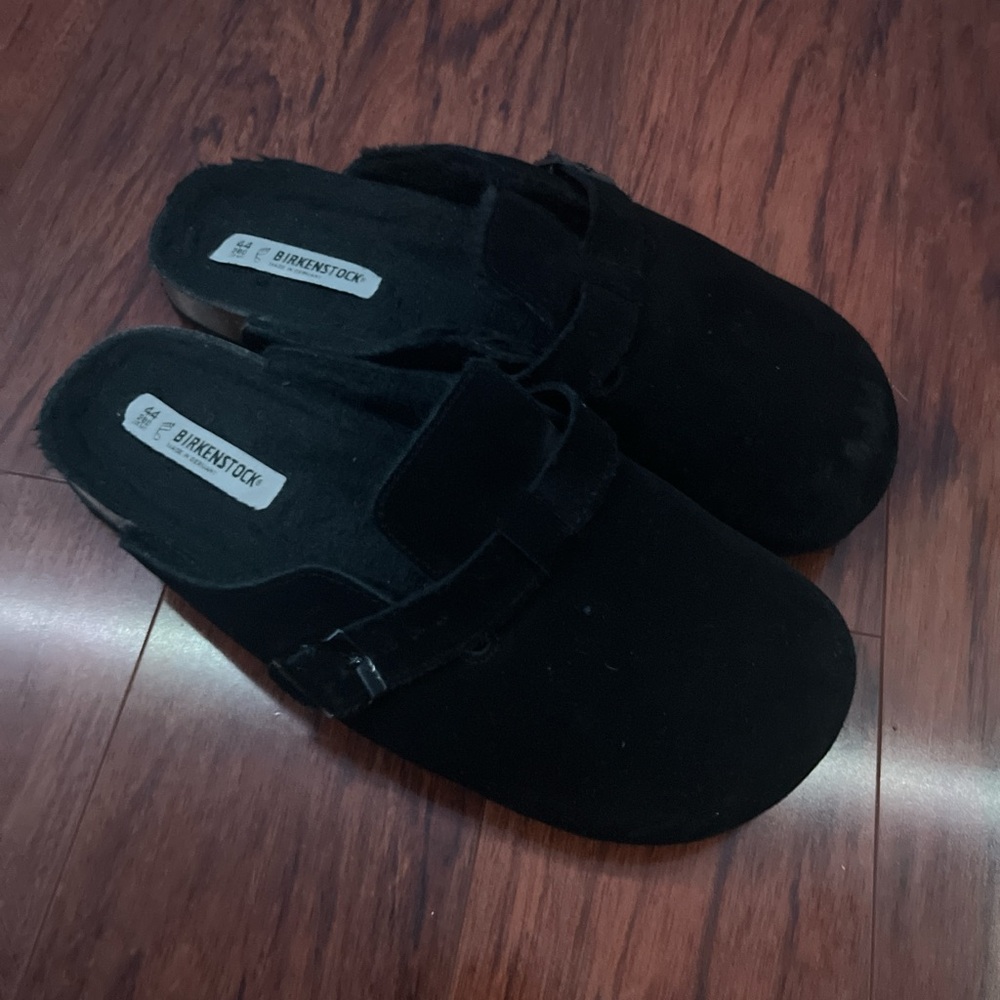Black fur Birkenstock clogs